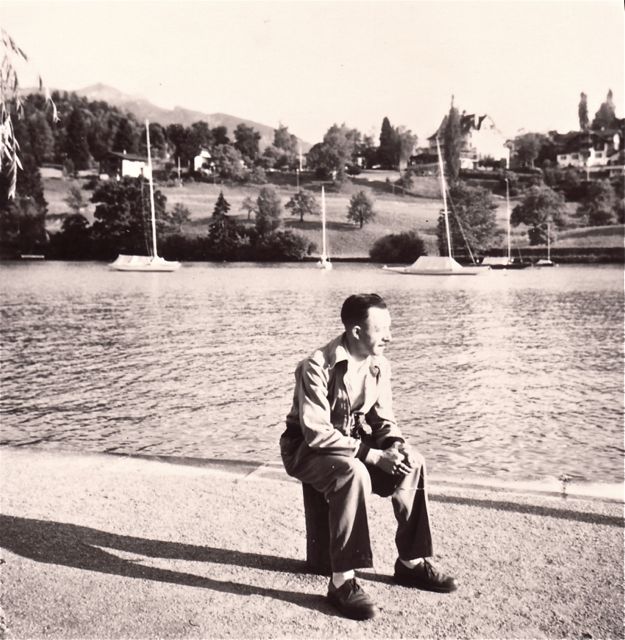 De man die moeiteloos het wereldkampioenschap van de langste schaduw had gewonnen zat nog na te genieten.